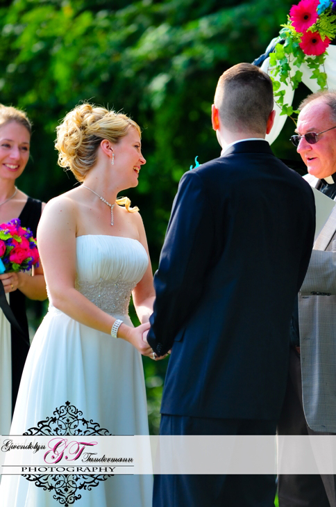 Shannon and Todd share their vows at Mannitto Golf Club